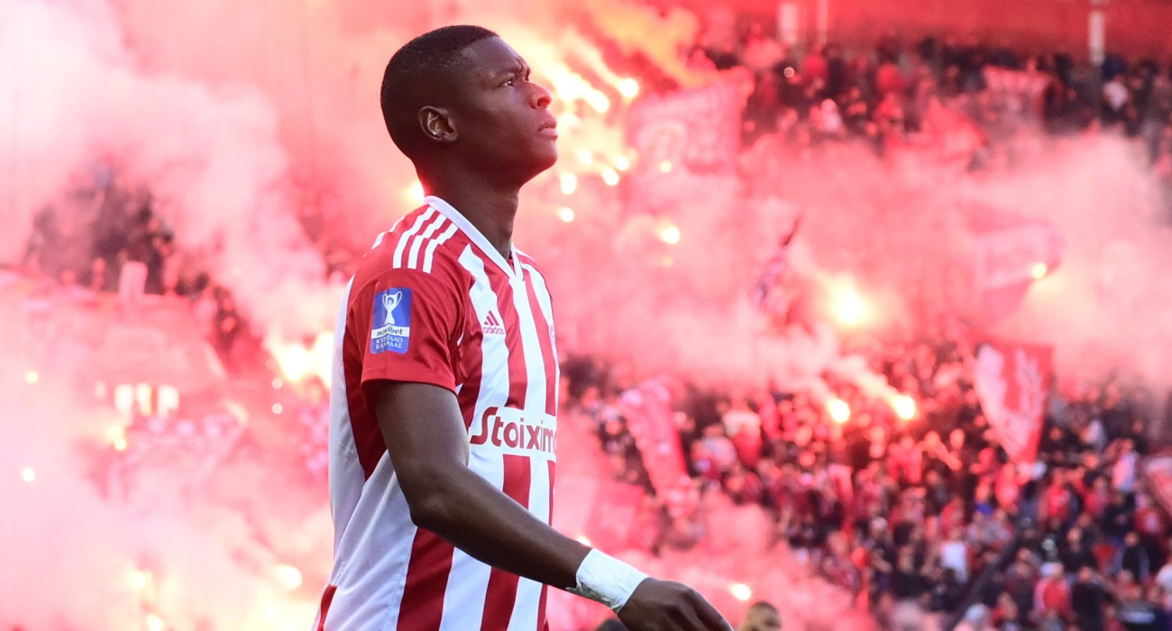 Ο Παπέ Αμπού Σισέ με τη φανέλα του Ολυμπιακού / Πηγή: Eurokinissi