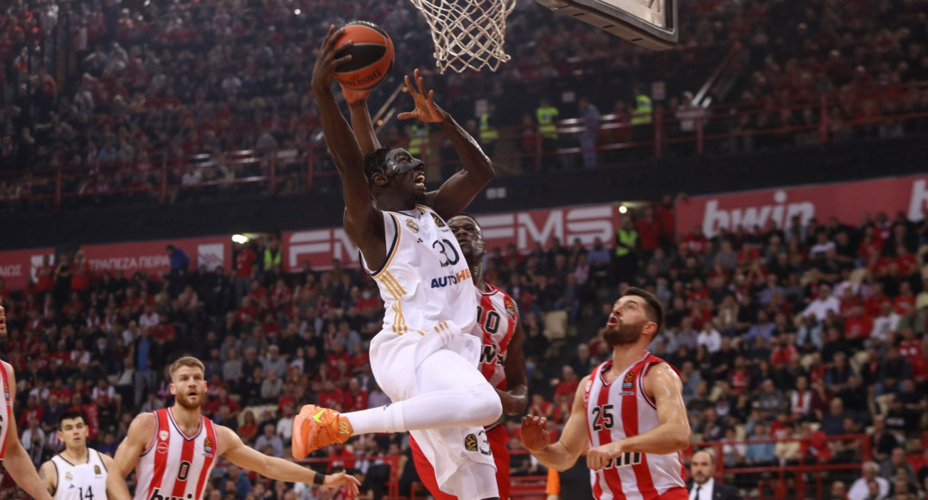 Πηγή: Eurokinissi - Ο Έλι Εντιαγέ με την φανέλα της Ρεάλ Μαδρίτης