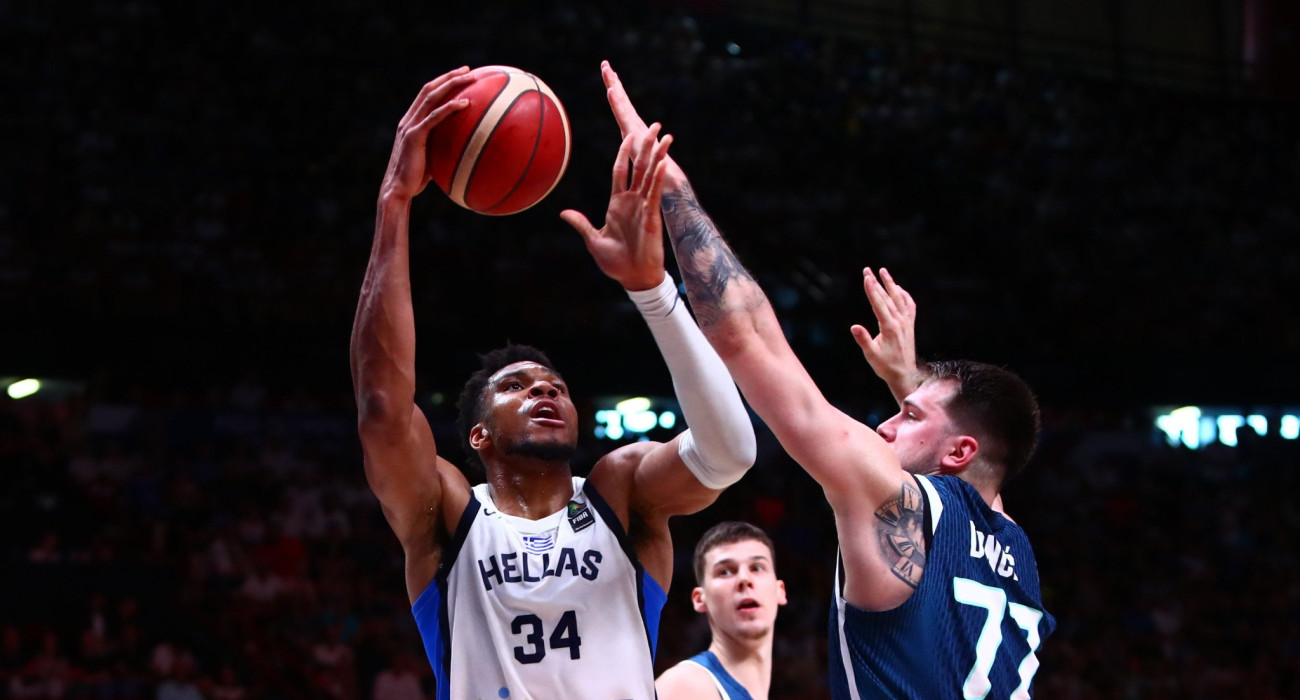 Ο Γιάννης Αντετοκούνμπο σε τελείωμα μπροστά στον Λούκα Ντόντσιτς, Πηγή: Eurokinissi