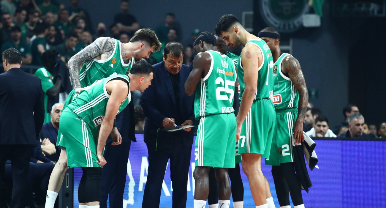 Ο Εργκίν Αταμάν με τους παίκτες του Παναθηναϊκού, Πηγή: Eurokinissi