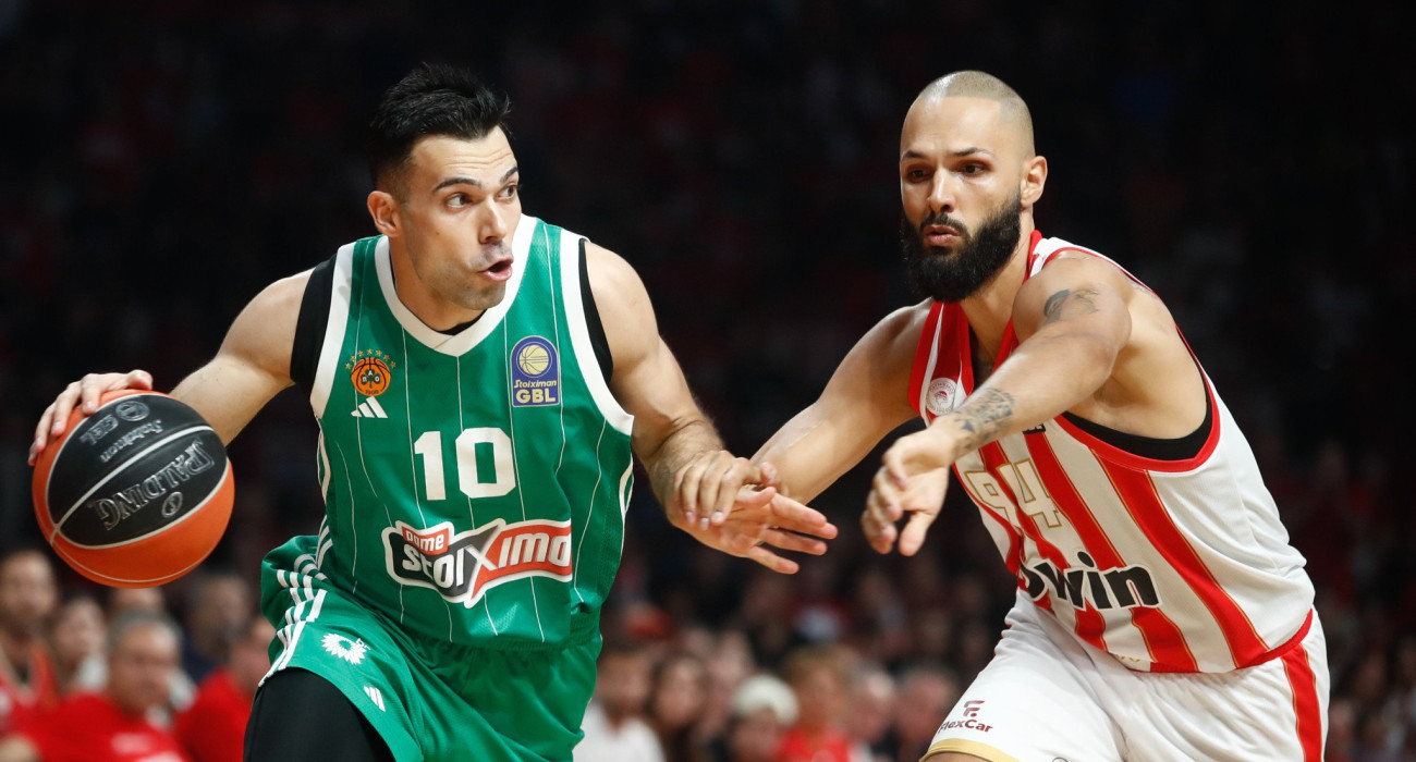 Ο Κώστας Σλούκας μαρκάρεται από τον Εβάν Φουρνιέ / Πηγή: Eurokinissi