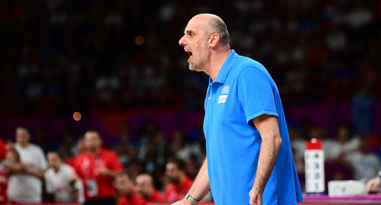 Ο Πέτρος Πρέκας στον πάγκο της Εθνικής Γυναικών, Πηγή: Eurokinissi