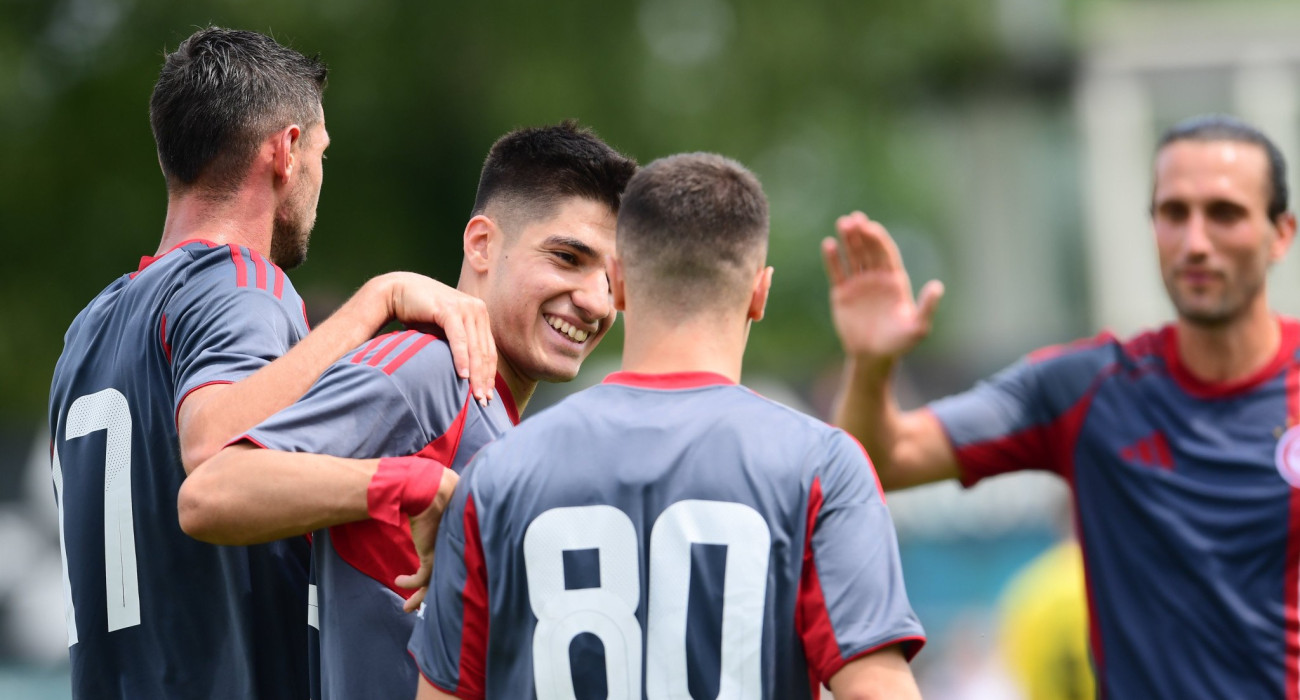 Λιατσικούρας και Πνευμονίδης πανηγυρίζουν γκολ του Ολυμπιακού / Πηγή: Eurokinissi