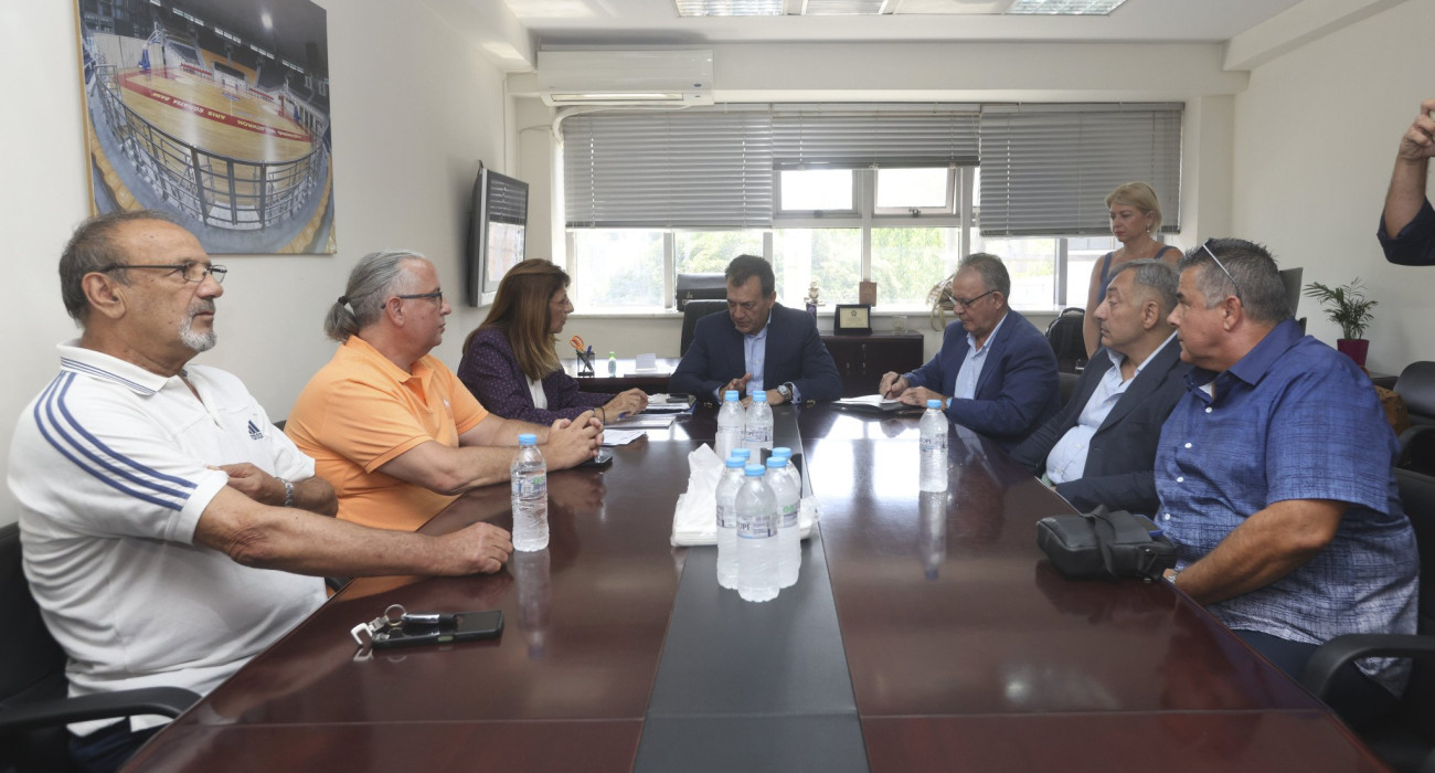 Ο Γιάννης Βρούτσης και οι λοιποί παρευρισκόμενοι, στην συνάντηση που είχε ως στόχο την παραχώρηση του Αλεξανδρείου στον Άρη - Πηγή: Eurokinissi