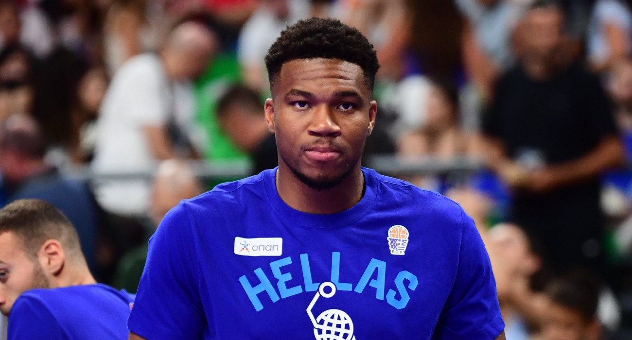 Ο Γιάννης Αντετοκούνμπο στο... πλευρό της Εθνικής για το πρώτο φιλικό προετοιμασίας / Πηγή: Eurokinissi