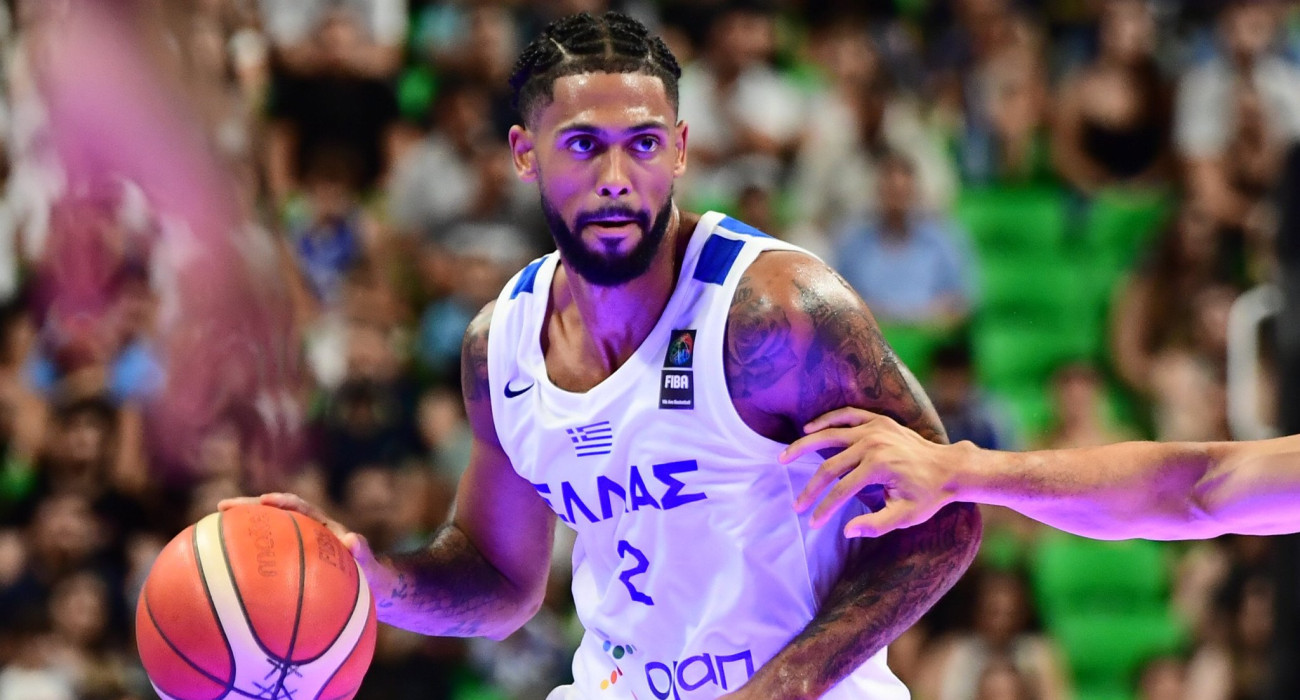 Ο Τάιλερ Ντόρσεϊ με τη φανέλα της Ελλάδας / Πηγή: Eurokinissi