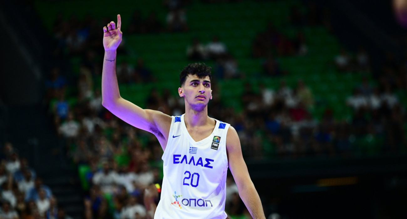 Ο Αλέξανδρος Σαμοντούροφ με την φανέλα της «γαλανόλευκης» - Πηγή: Eurokinissi