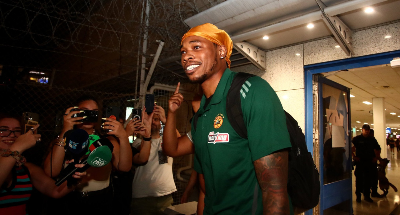 Ο Ρισόν Χολμς κατά την άφιξή του στο αεροδρόμιο για λογαριασμό του Παναθηναϊκού, Πηγή: Eurokinissi