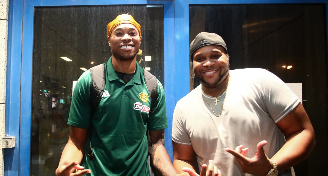 Ο Ρισόν Χολμς και ο αδερφός του, κατά την άφιξή τους στο «Ελ. Βενιζέλος» - Πηγή: Eurokinissi