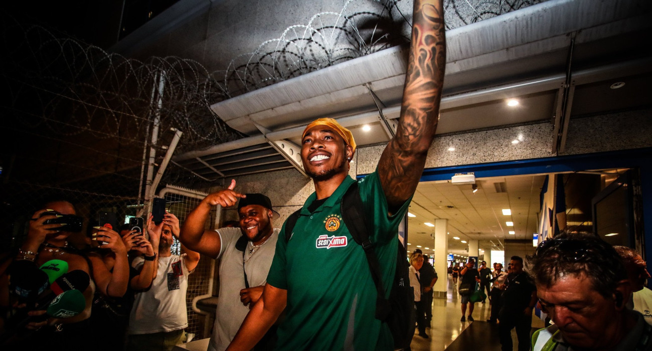 Ο Ρισόν Χολμς κατά την άφιξή του στο αεροδρόμιο για λογαριασμό του Παναθηναϊκού, Πηγή: Eurokinissi