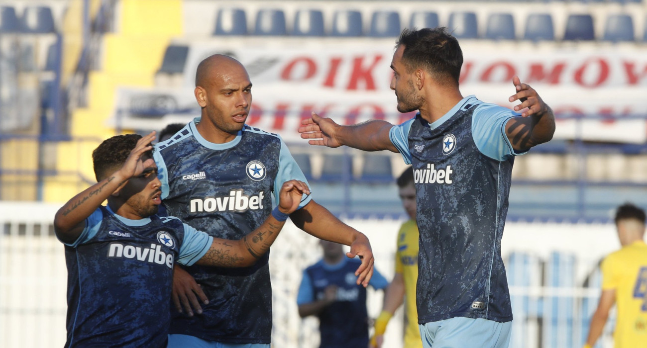 Οι παίκτες του Ατρομήτου πανηγυρίζουν το γκολ τους απέναντι στον Παναιτωλικό / Πηγή: Eurokinissi