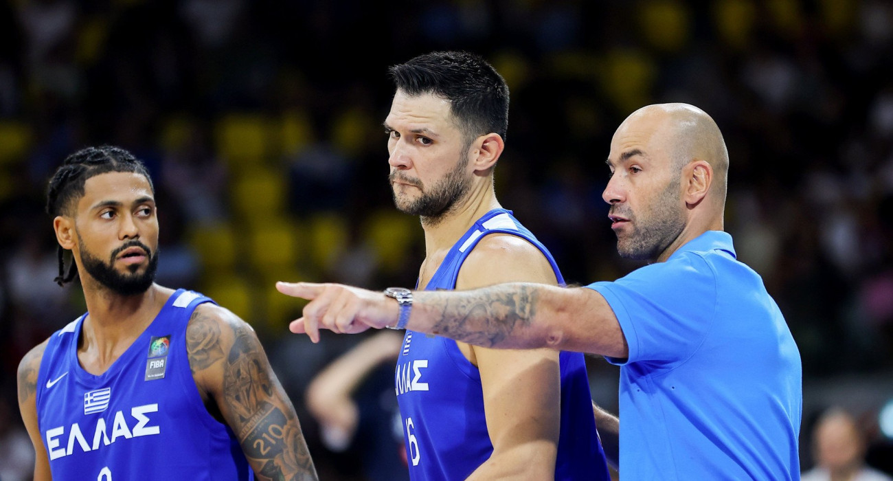 Ο κόουτς Σπανούλης δίνει οδηγίες σε Παπανικολάου και Ντόρσεϊ / Πηγή: Eurokinissi