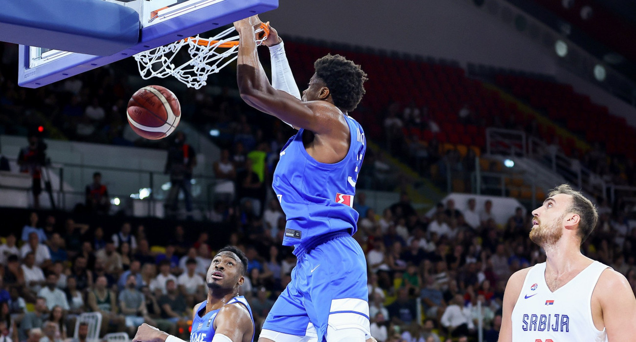 Ο Κώστας Αντετοκούνμπο καρφώνει στο καλάθι της Σερβίας - Πηγή: Eurokonissi
