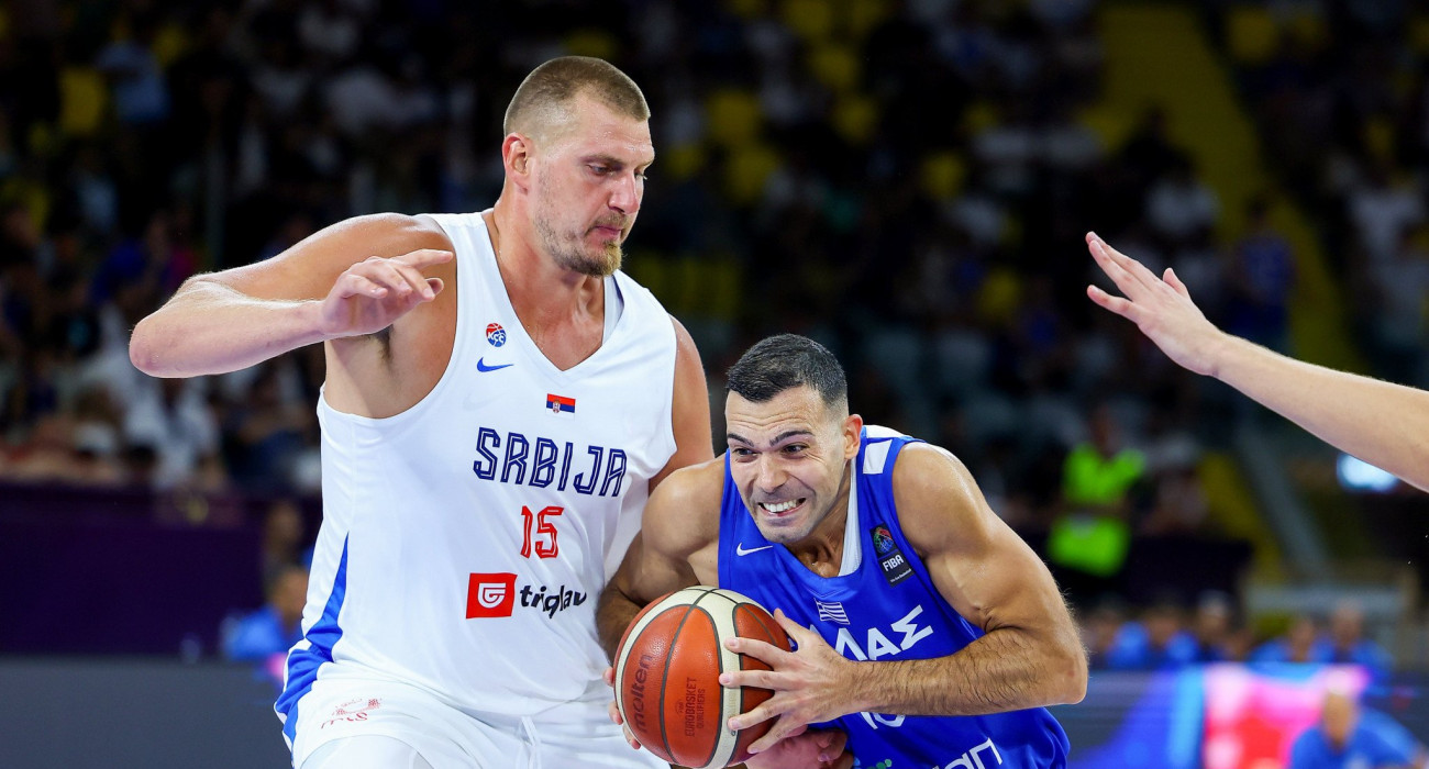 Ο Νίκολα Γιόκιτς μαρκάρει δυνατά τον Κώστα Σλούκα, Πηγή: Eurokinissi