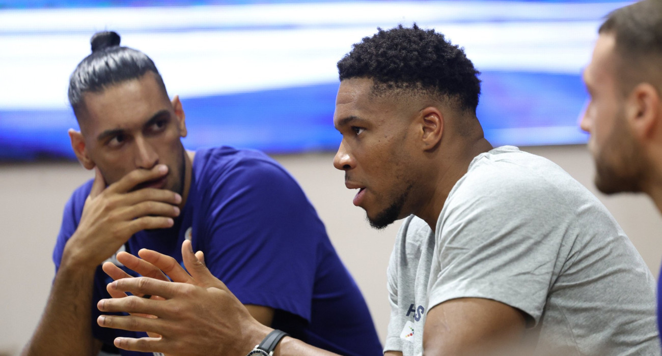 Ο Γιάννης Αντετοκούνμπο τα λέει με τον Αντώνη Καραγιαννίδη, Πηγή: Eurokinissi