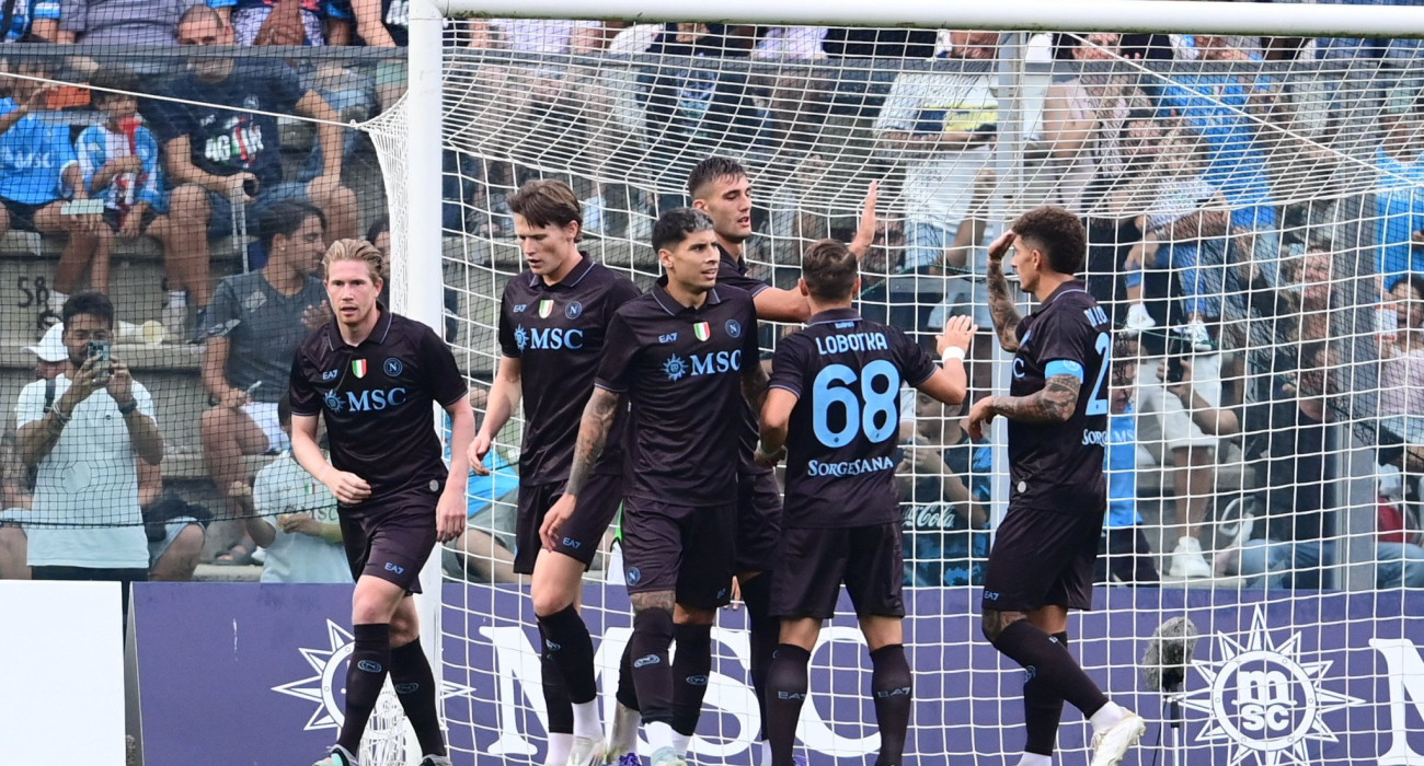 Οι παίκτες της Νάπολι πανηγυρίζουν το δεύτερο γκολ τους κόντρα στον Ολυμπιακό / Πηγή: Eurokinissi