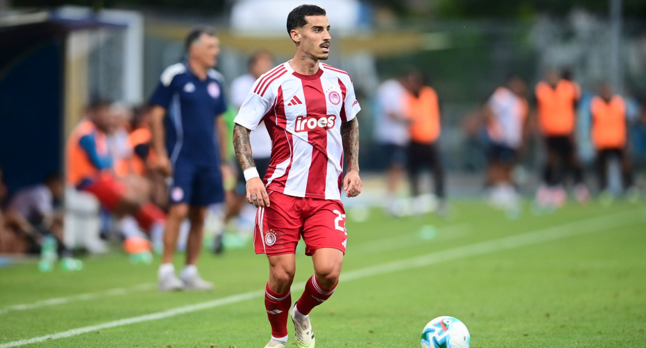 Ο Τσικίνιο με τη φανέλα του Ολυμπιακού / Πηγή: Eurokinissi