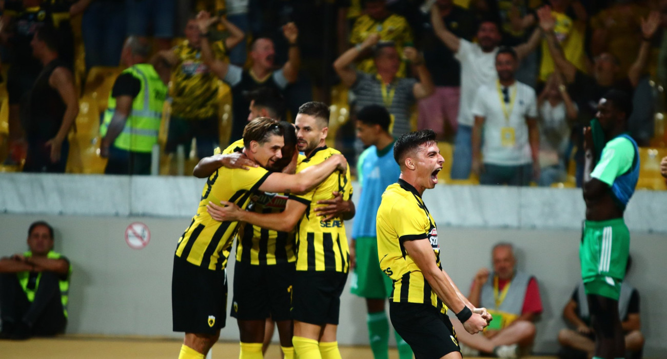 Οι παίκτες της ΑΕΚ πανηγυρίζουν  την πρόκριση απέναντι στον Άρη Λεμεσού / Πηγή: Eurokinissi