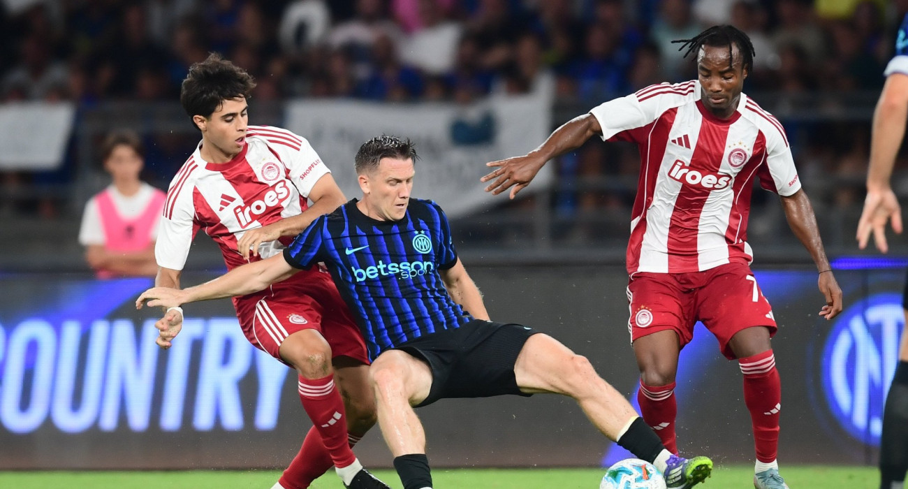 Σιπιόνι, Ζιελίνσκι και Μπρούνο, μάχονται για την μπάλα / Πηγή: Eurokinissi