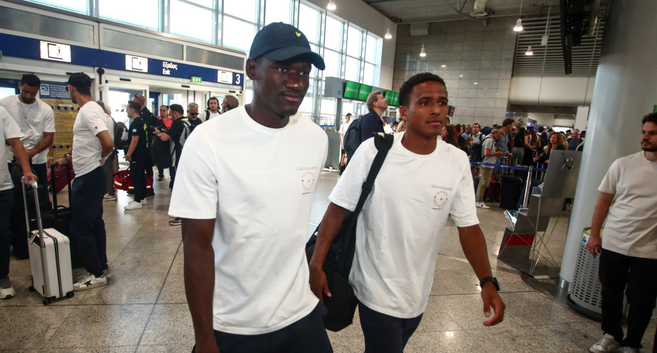 Ο Νίκλας Ελίασον με τον Ζίνι / Πηγή: Eurokinissi