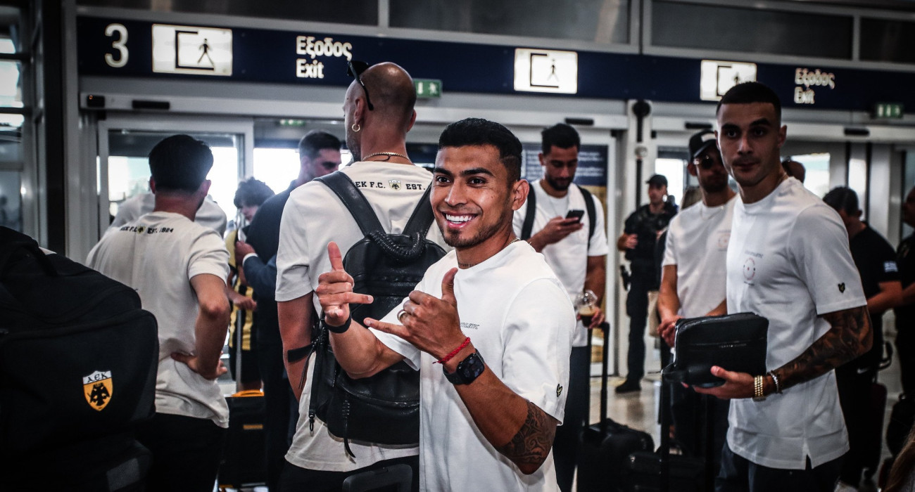 Ο Ορμπελίν Πινέδα μαζί με την αποστολή της ΑΕΚ / Πηγή: Eurokinissi