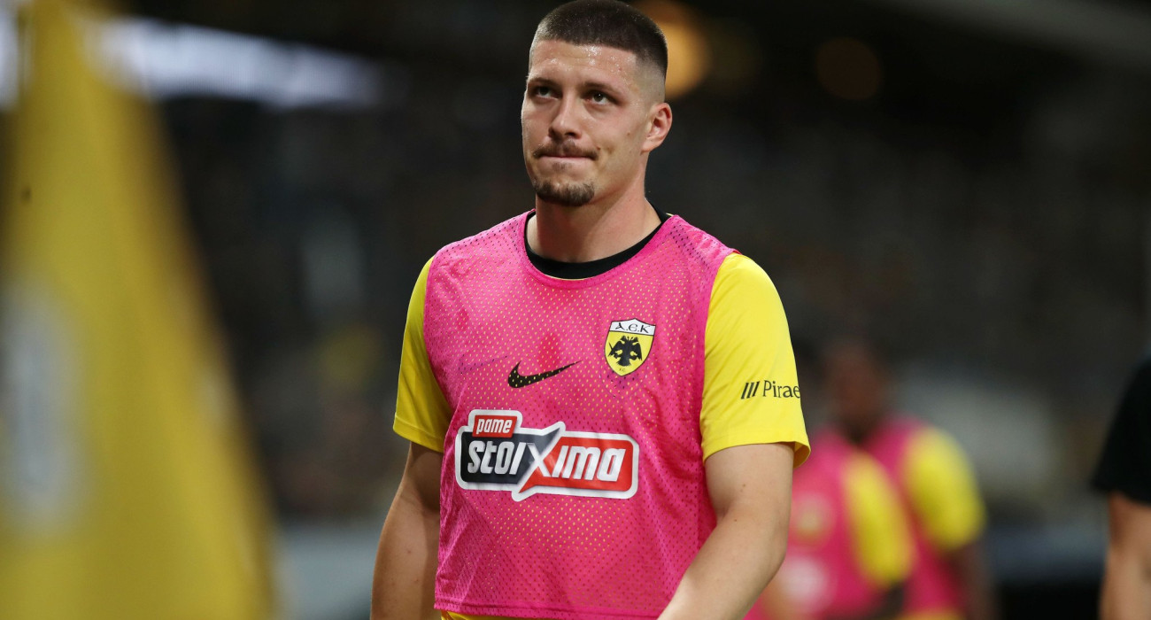 Ο Λούκα Γιόβιτς σε προθέρμανση της ΑΕΚ / Πηγή: Intime