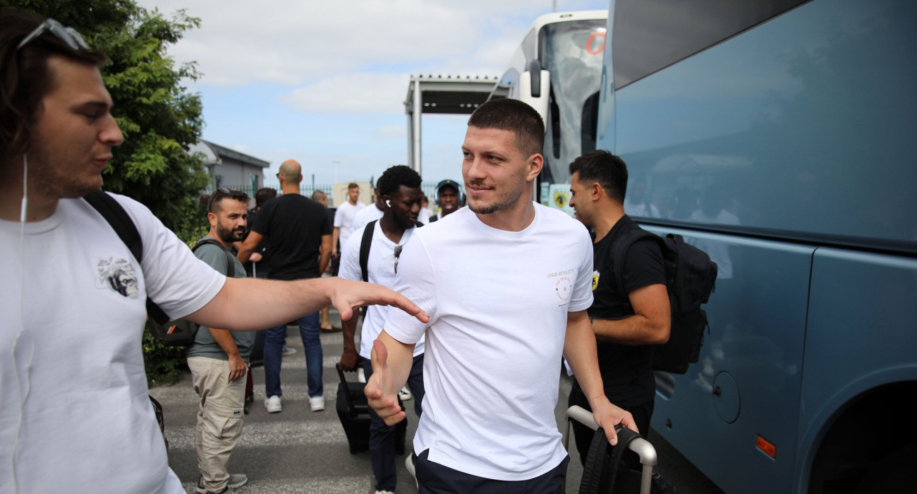 Ο Λούκα Γιόβιτς στο ταξίδι της ΑΕΚ στο Βέλγιο / Πηγή: Intime