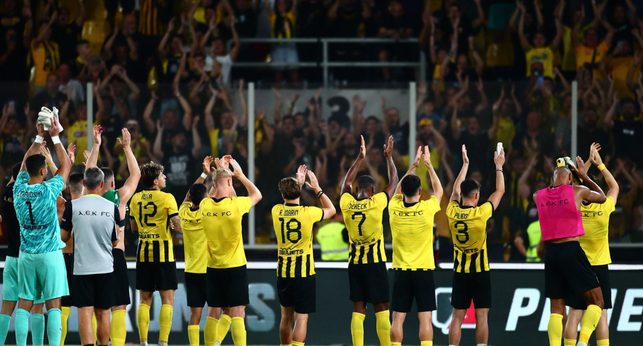 Η ΑΕΚ με τους φιλάθλους της μετά τη νίκη στην OPAP Arena κόντρα στον Άρη Λεμεσού /Πηγή: Eurokinissi