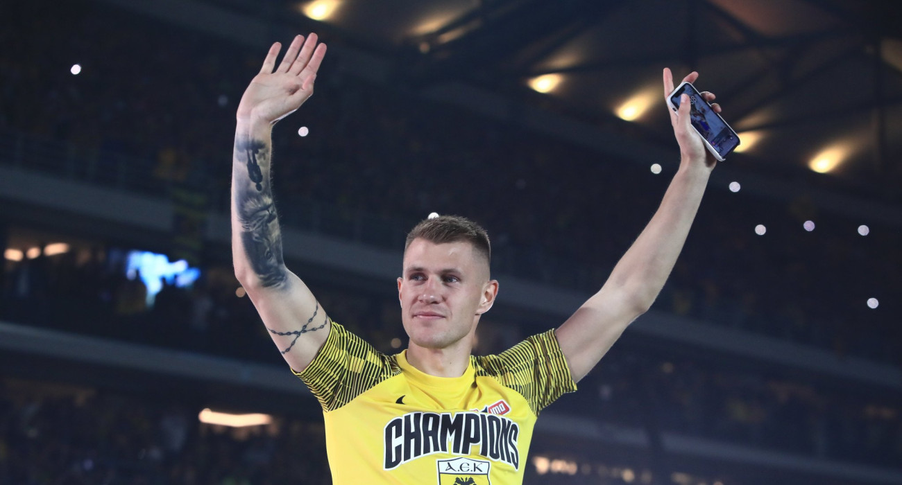 Ο Νταμιάν Σιμάνσκι πανηγυρίζοντας το πρωτάθλημα του 2023 με την ΑΕΚ / Πηγή: Eurokinissi