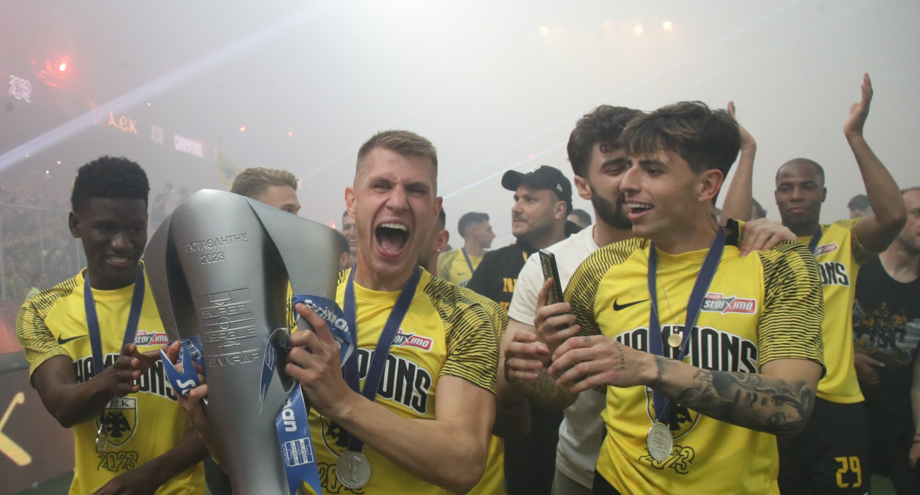 Ο Νταμιάν Σιμάνσκι με τον τίτλο του 2023 / Πηγή: Eurokinissi