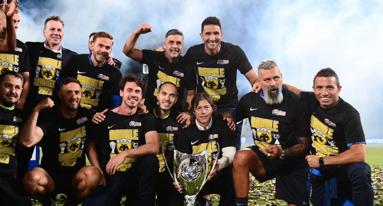 Ο Ματίας Αλμέιδα και το τεχνικό του επιτελείο / Πηγή: Eurokinissi