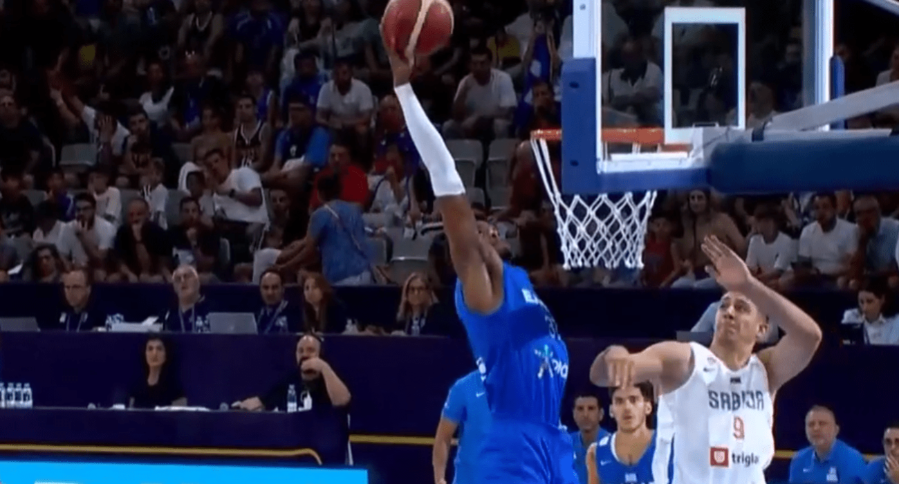 Το εντυπωσιακό κάρφωμα του Κώστα Αντετοκούνμπο