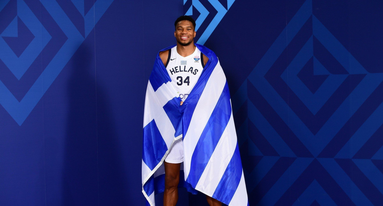 Ο Γιάννης Αντετοκούνμπο με τη σημαία της Ελλάδας περασμένη στους ώμους, Πηγή: Hellenic Basketball Federation