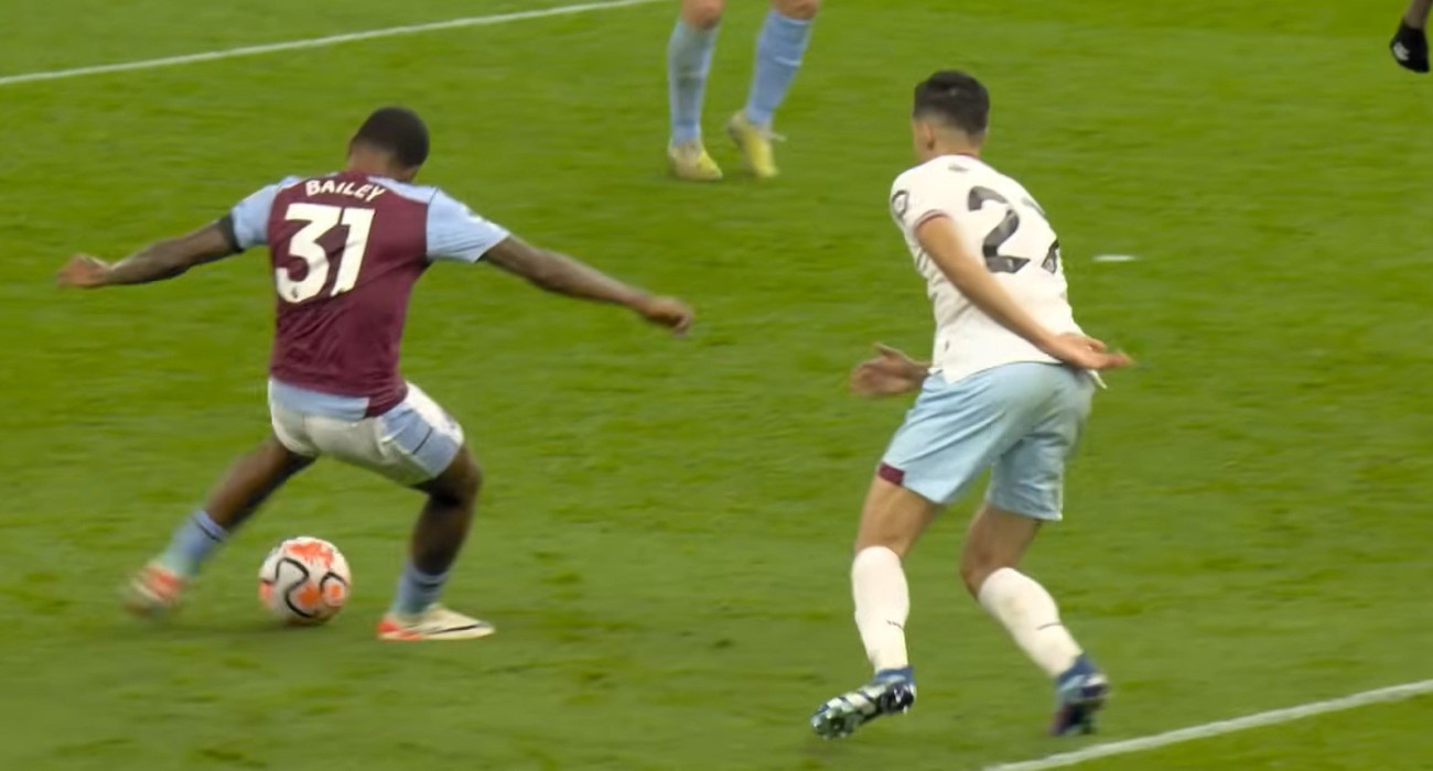 Ο Λέον Μπέιλι με τη φανέλα της Άστον Βίλα / Screenshot