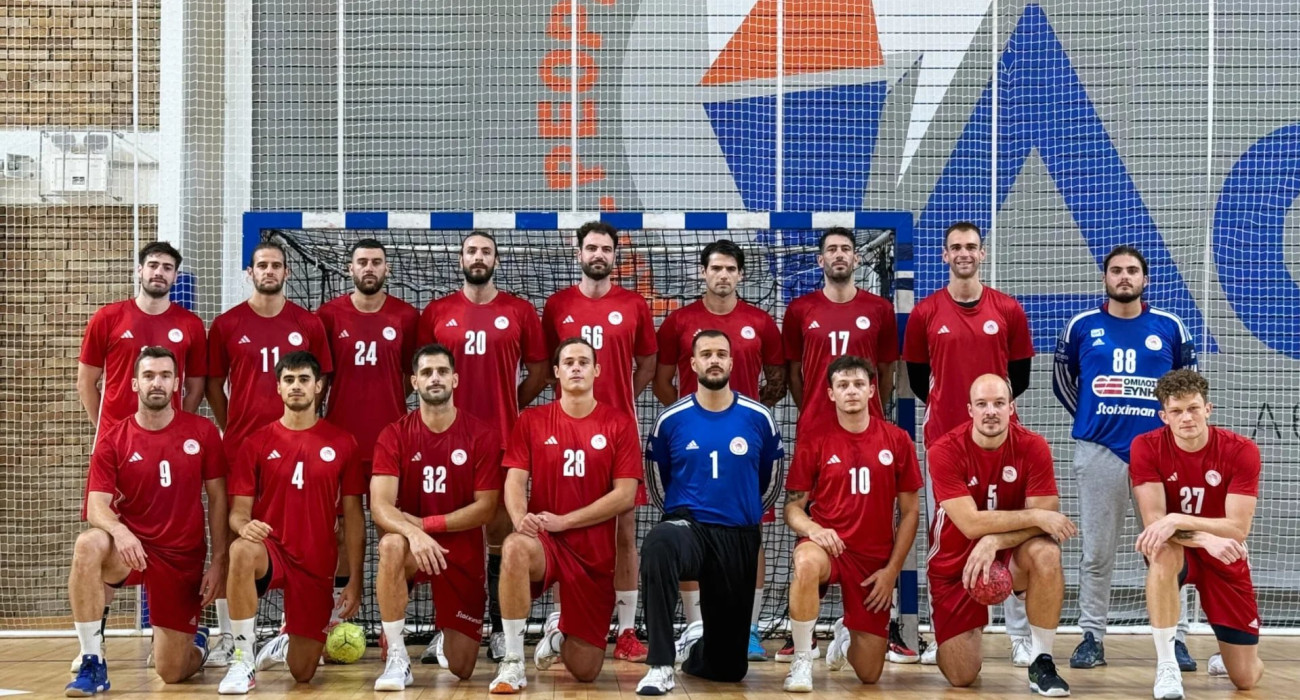 Η ομάδα χάντμπολ ανδρών του Ολυμπιακού στο πρώτο φιλικό για τη σεζόν 2025-2026 / Πηγή: Olympiacossfp