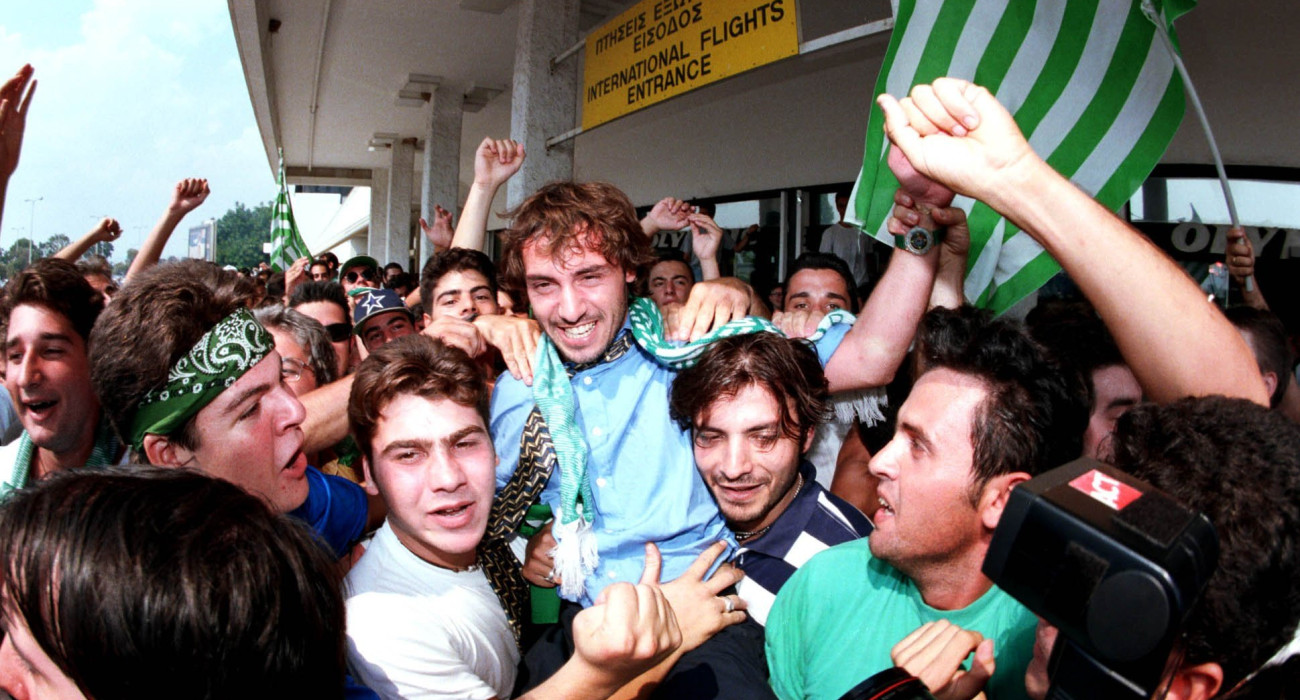 Ο Χουάν Χοσέ Μπορέλι «πνίγεται» στις αγκαλιές των φίλων του Παναθηναϊκού τον Αύγουστο του 1995, μετά τη μεγάλη πρόκριση των «πράσινων» στη Ριέκα - ΠΗΓΗ: Eurokinissi