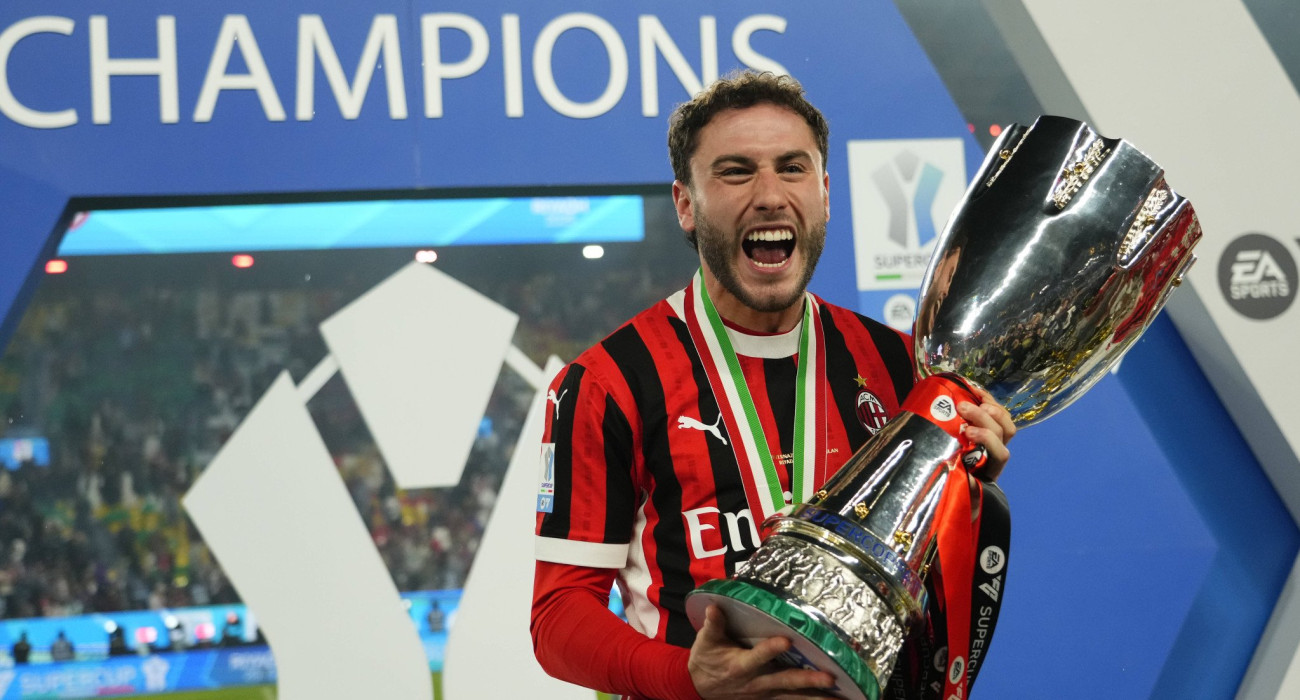 Ο Ντάβιντε Καλάμπρια με τη φανέλα της Μίλαν / Πηγή: Imago