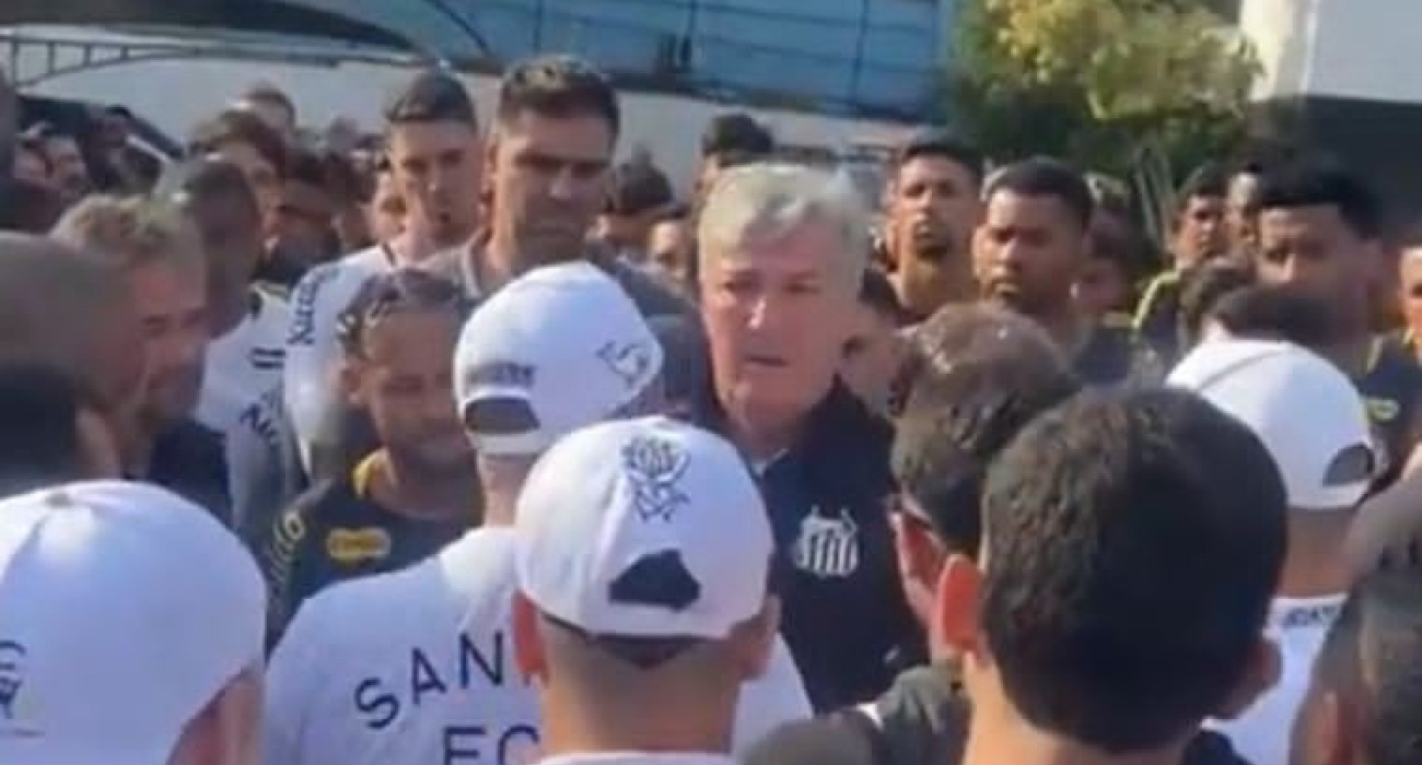Οι οπαδοί της Σάντος στο προπονητικό κέντρο της ομάδας / Screenshot