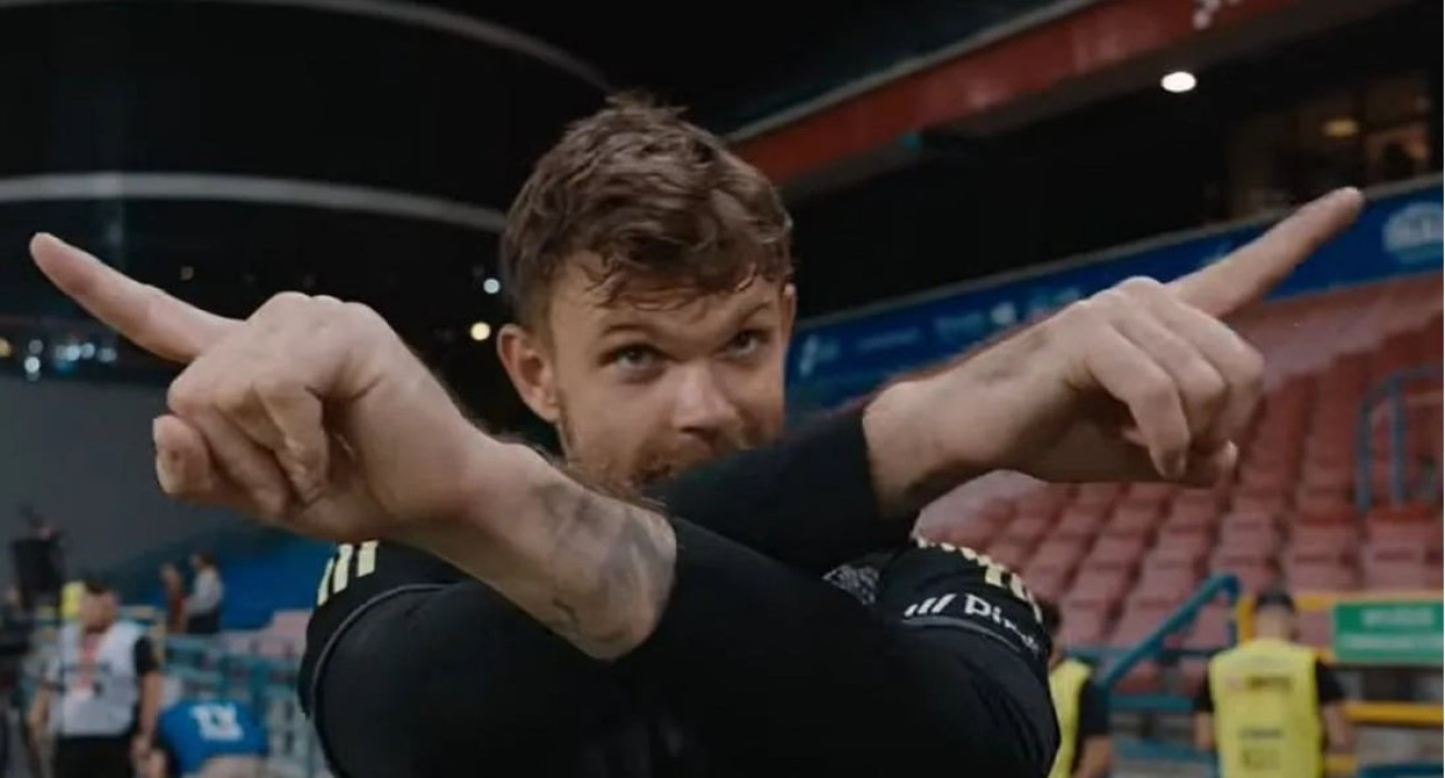 Ο Ντραγκόφσκι εξηγεί τα νοήματα που του έκαναν από τον πάγκο / Screenshot