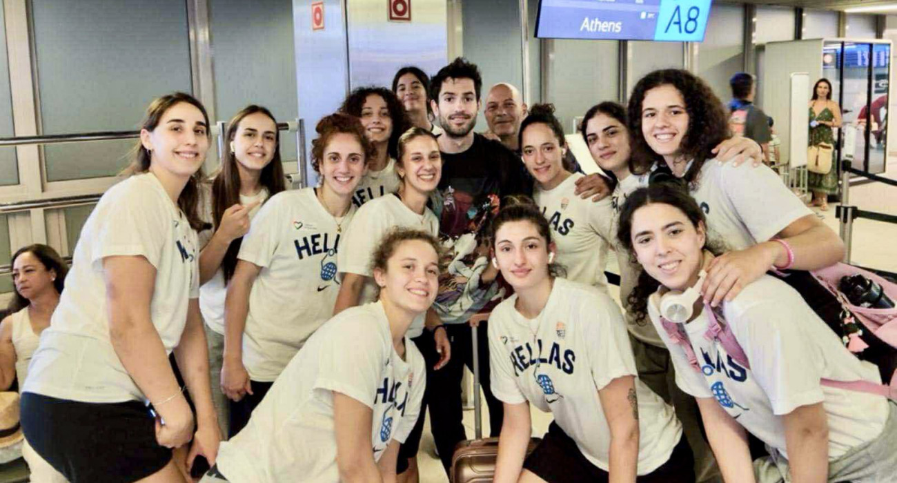 Οι Ελληνίδες παίκτριες και ο Μίλτος Τεντόγλου - Πηγή: ΕΟΚ