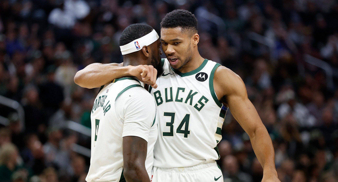 Ο Γιάννης Αντετοκούνμπο με τον Μπόμπι Μπόρτις/Photo by John Fisher/Getty Images