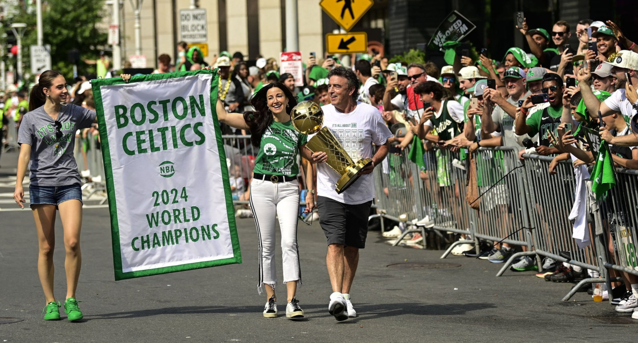 O Βικ Γκρούσμπεκ με τη σύζυγό του κατά τη διάρκεια της παρέλασης για την κατάκτηση του πρωταθλήματος του 2024 / Πηγή: Billie Weiss / Getty Images / Ideal Images