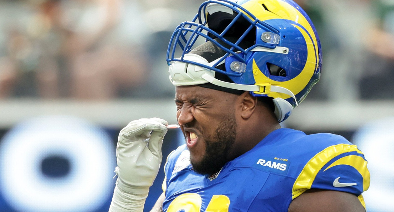 O Κόμπι Τέρνερ των Λ.Α. Ραμς σε στιγμιότυπο που κάνει χρήση εισπνεώμενων αλάτων κατά τη διάρκεια αγώνα / Πηγή: Wally Skalij / Los Angeles Times via Getty Images / Ideal Images