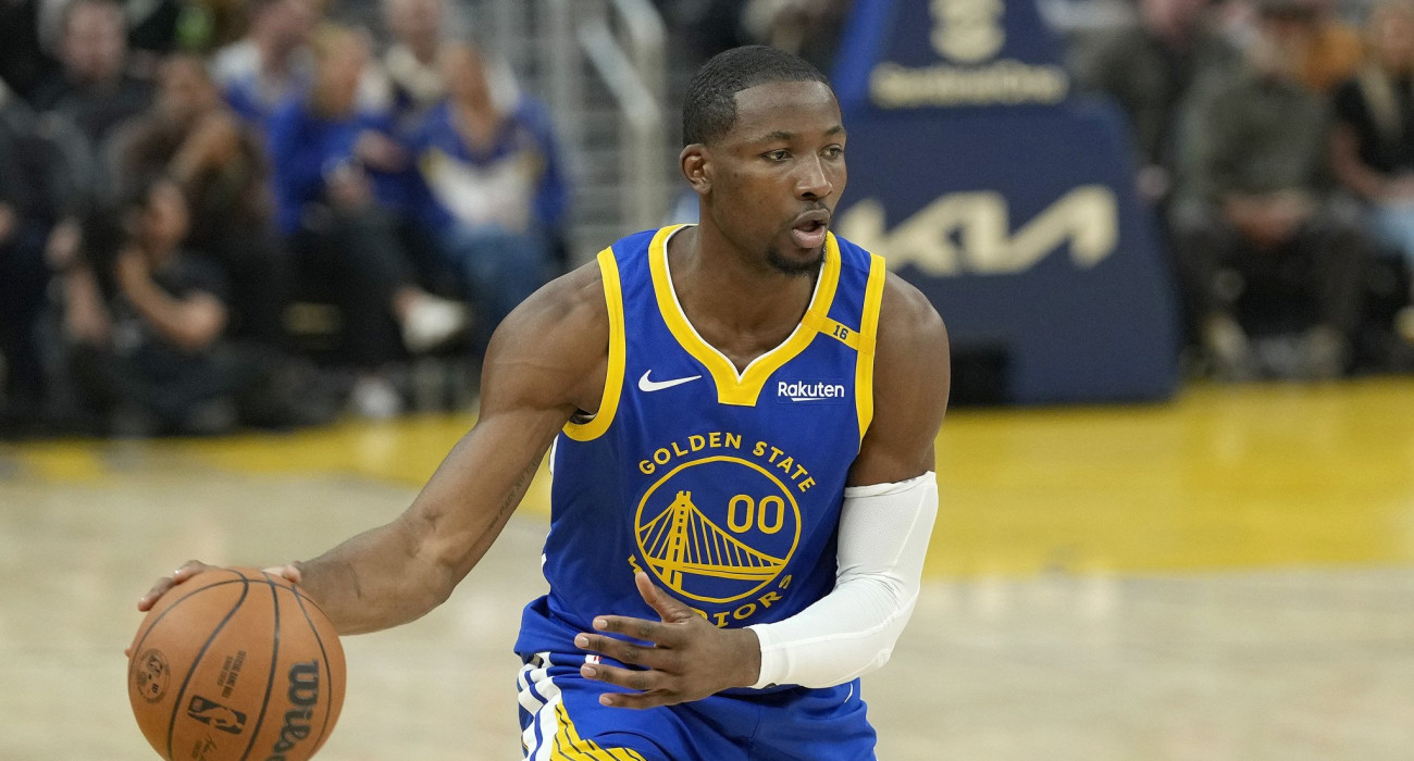 Ο Τζόναθαν Κουμίνγκα με τη φανέλα των Γουόριορς/Photo by Thearon W. Henderson/Getty Images