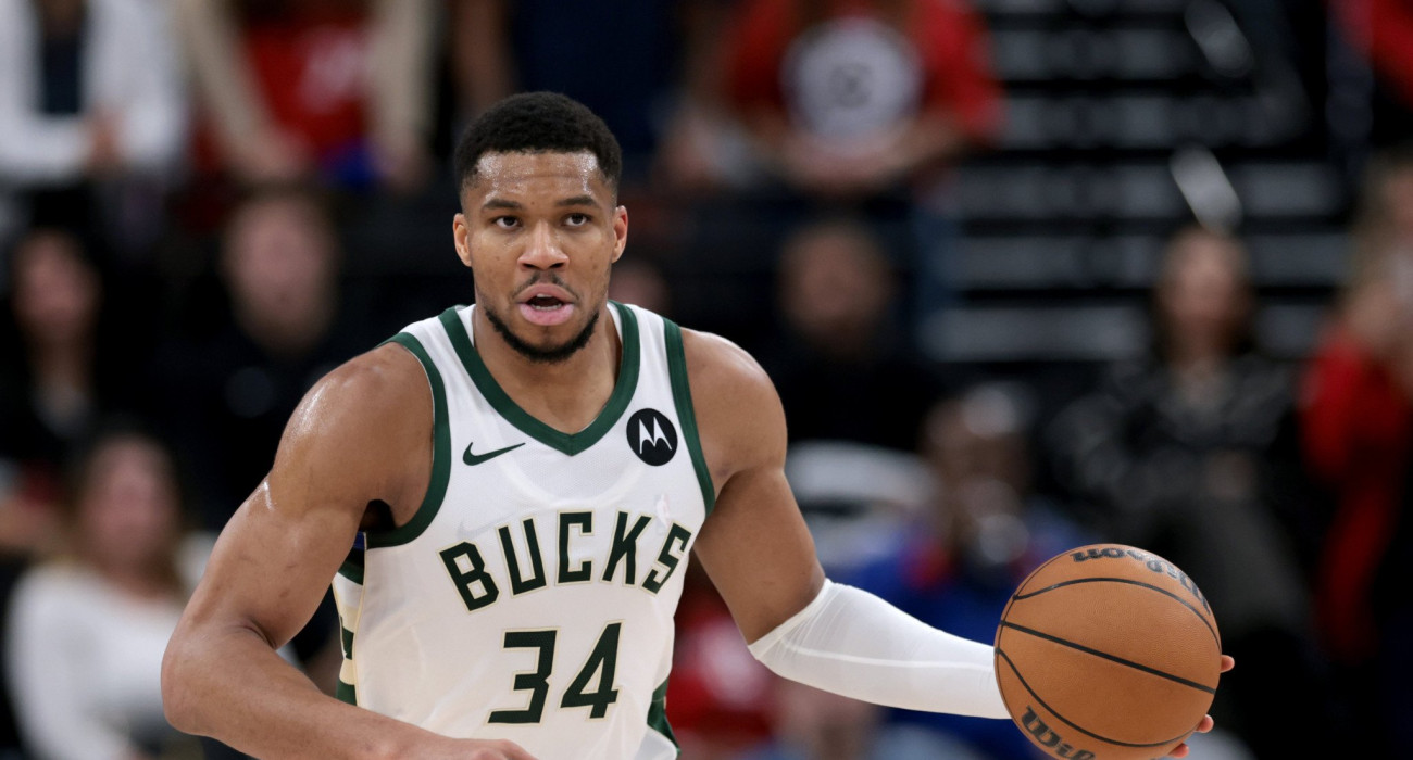 Ο Γιάννης Αντετοκούνμπο με τη φανέλα των Μπακς/Photo by Harry How/Getty Images