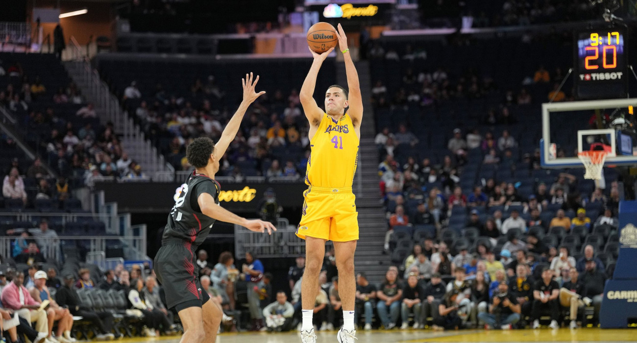 Ο Κόουλ Σουίντερ με τη φανέλα των Λέικερς/Photo by Thearon W. Henderson/Getty Images