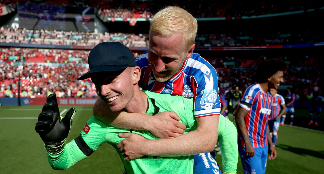 Ο Ντιν Χέντερσον με το καπέλο του μετά τον θρίαμβο της Κρίσταλ Πάλας / Πηγή: Michael Regan - The FA / The FA via Getty Images