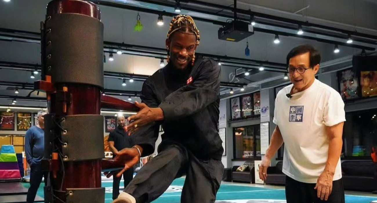 Ο Τζίμι Μπάτλερ υπό τις οδηγίες τους Τζάκι Τσαν / Screenshot