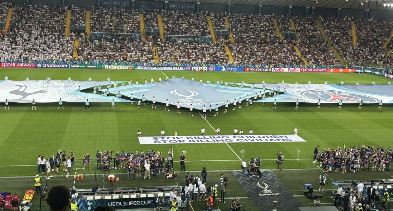Το πανό με το αντιπολεμικό σύνθημα: «Σταματήστε να σκοτώνετε παιδιά, σταματήστε να σκοτώνετε πολίτες» / Screenshot