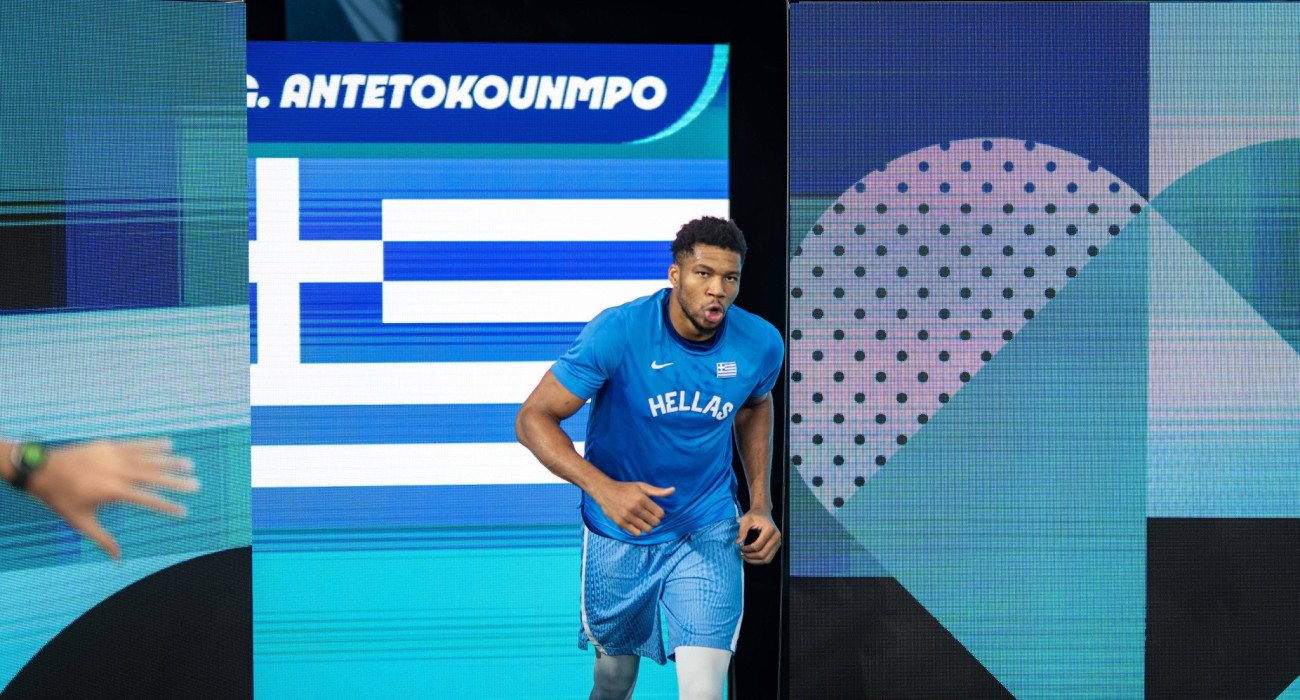 Ο Γιάννης Αντετοκούνμπο με τα γαλανόλευκα της Εθνικής / Πηγή: Imago